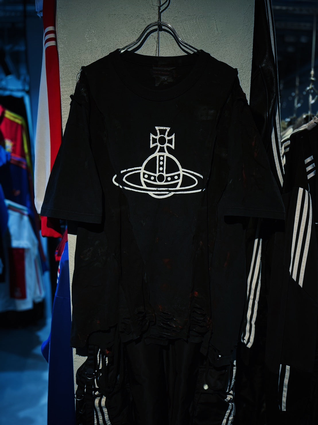 "vivid notes"The Anarchist's Layered Orbit black T-shirt