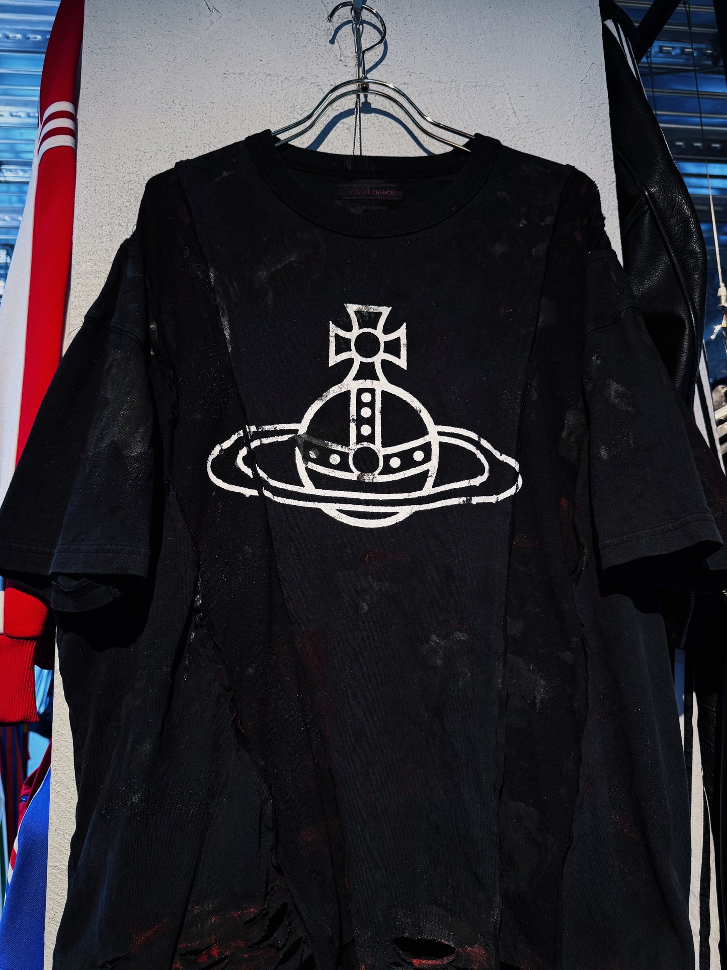 "vivid notes"The Anarchist's Layered Orbit black T-shirt