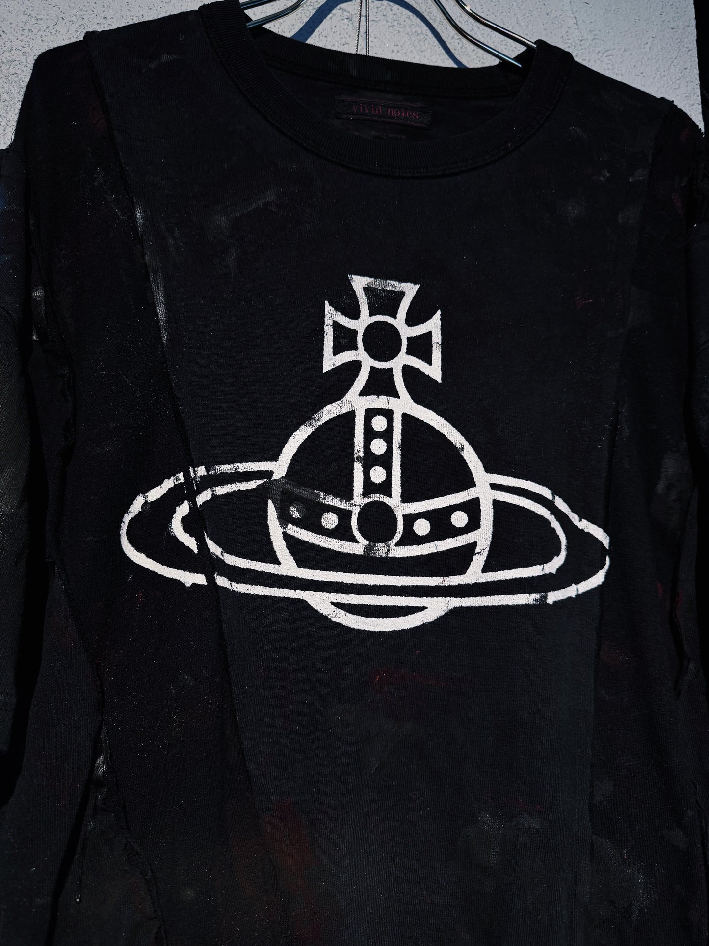 "vivid notes"The Anarchist's Layered Orbit black T-shirt