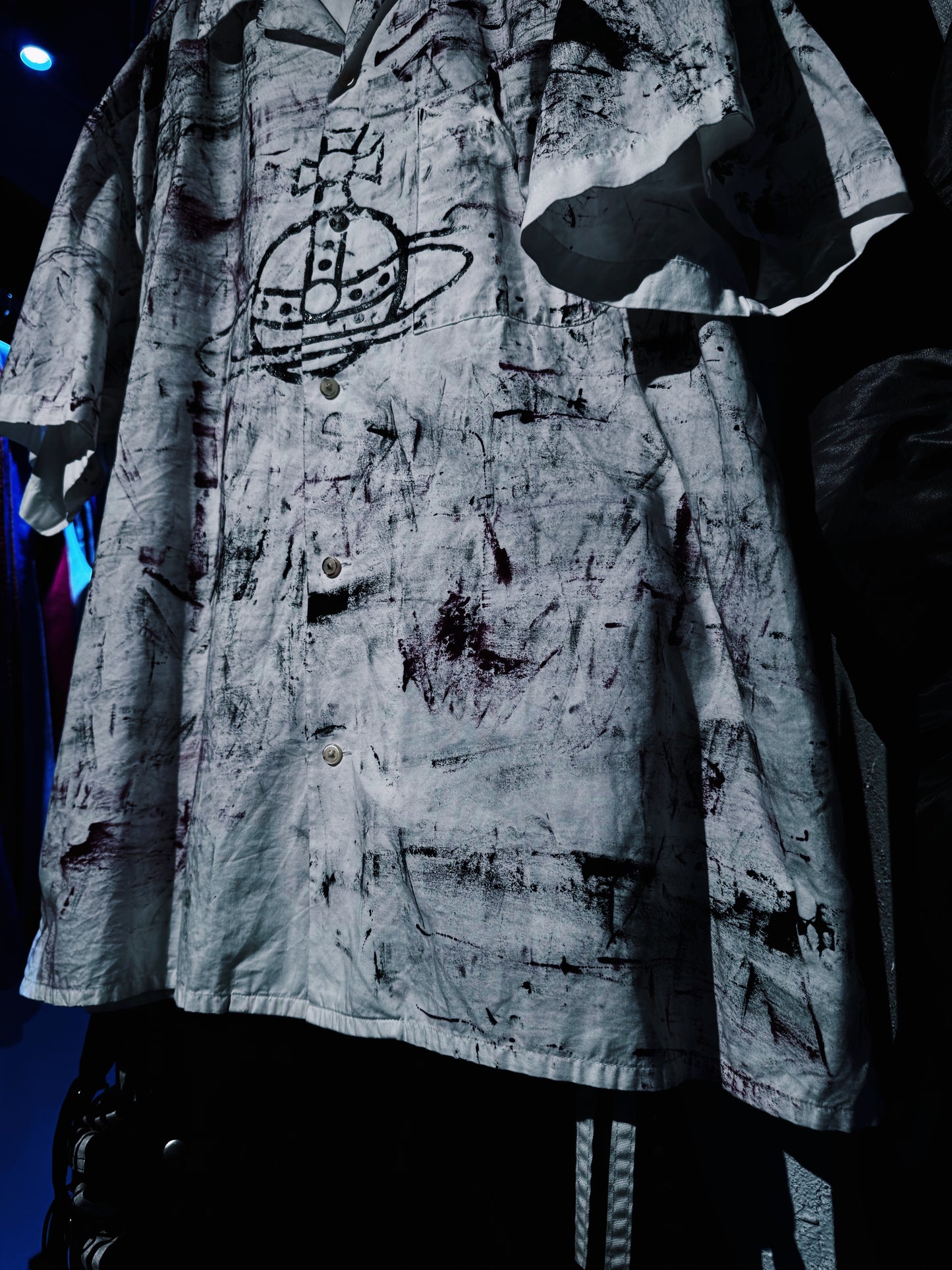 vivid notes"The Anarchist's short sleeve Orbit shirt