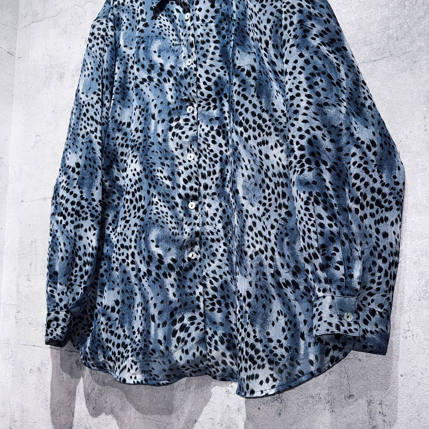 Leopard all over pattern sheer loose shirt