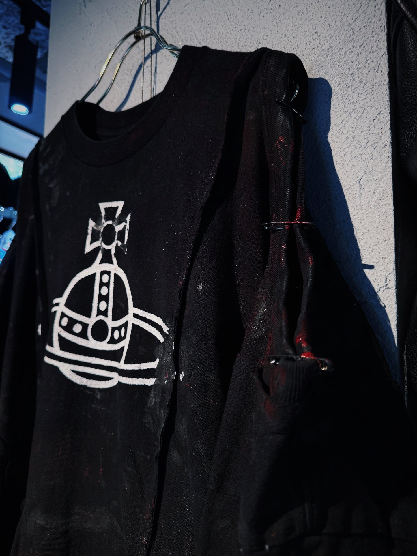 "vivid notes"The Anarchist's Layered Orbit black T-shirt