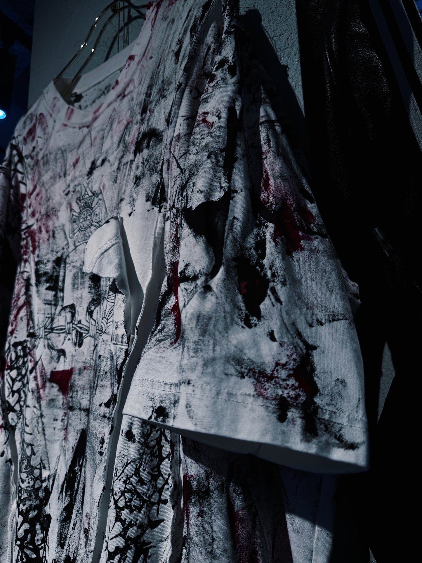 "vivid notes"The Anarchist's Layered Orbit skull design T-shirt