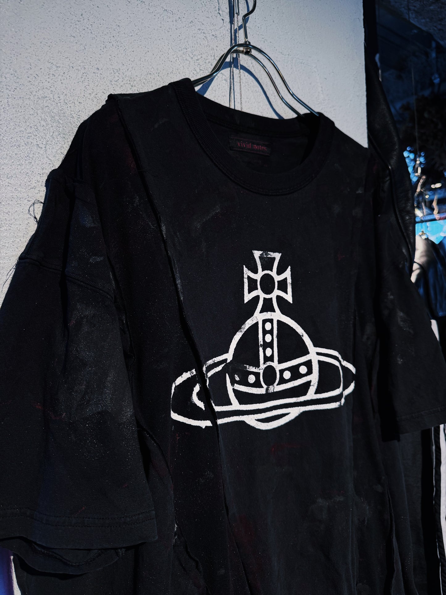 "vivid notes"The Anarchist's Layered Orbit black T-shirt