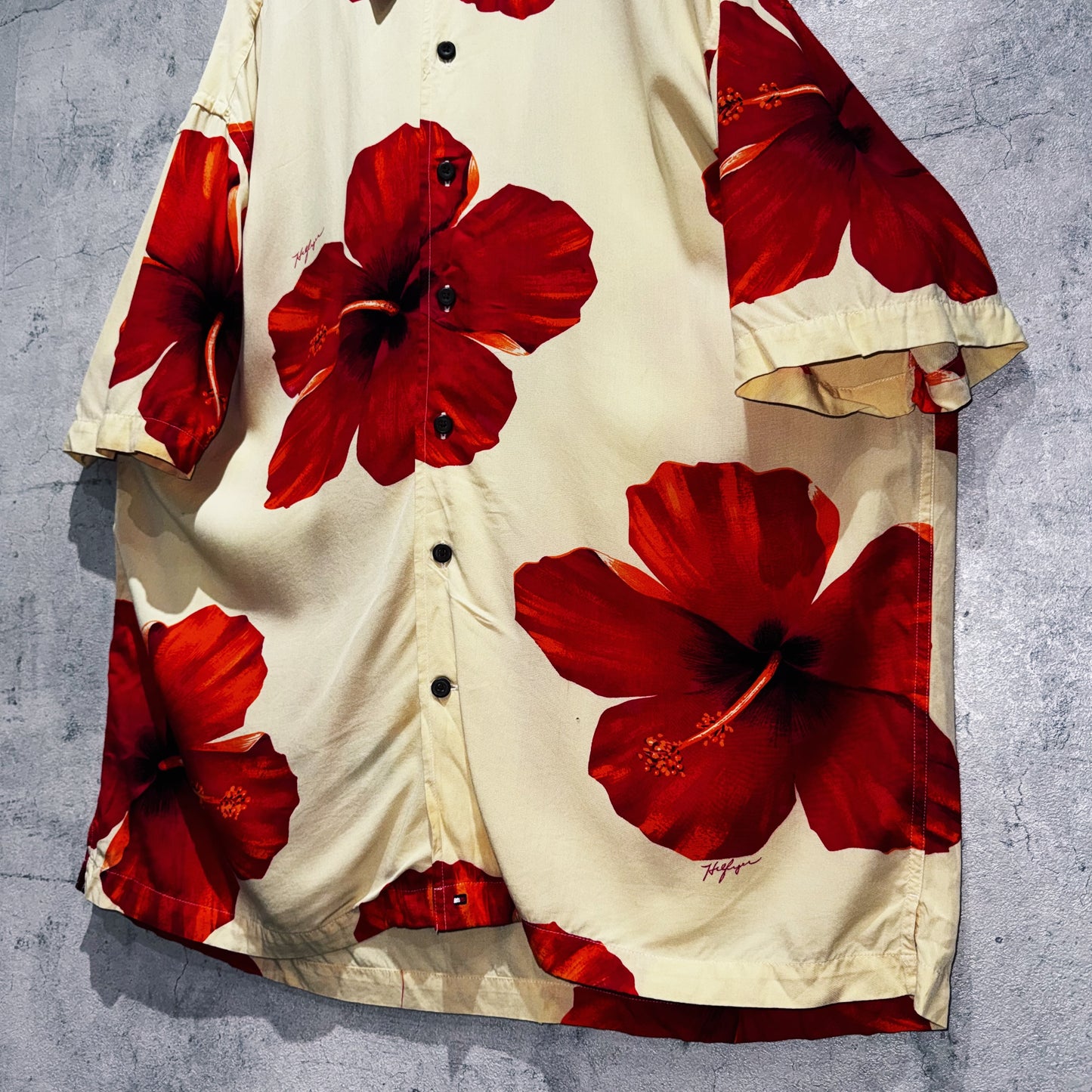 "TOMMY HILFIGER"hibiscus pattern design short sleeve rayon Aloha shirt