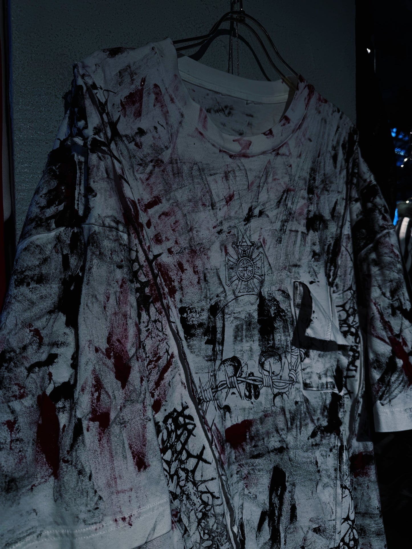 "vivid notes"The Anarchist's Layered Orbit skull design T-shirt