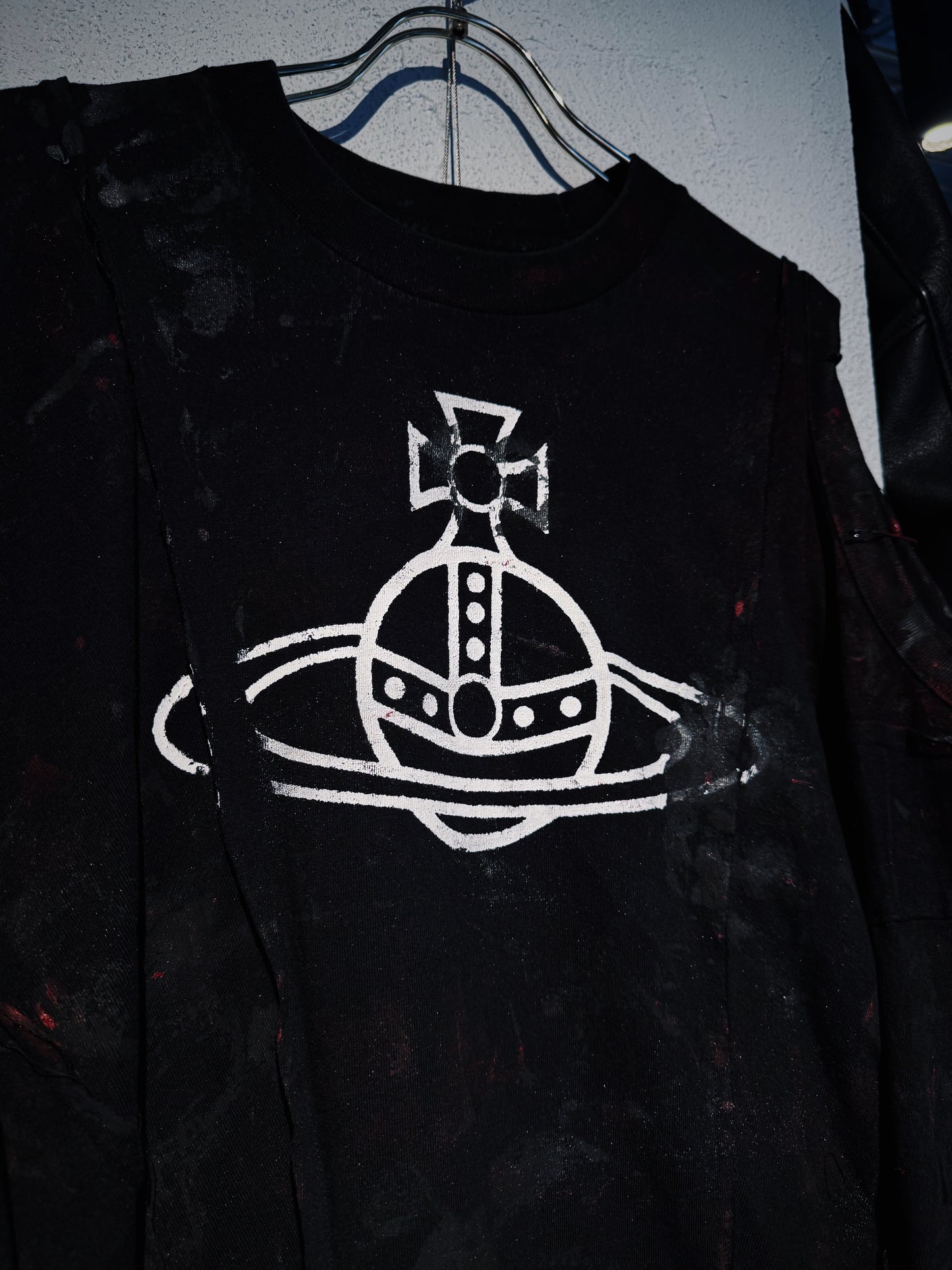 "vivid notes"The Anarchist's Layered Orbit black T-shirt