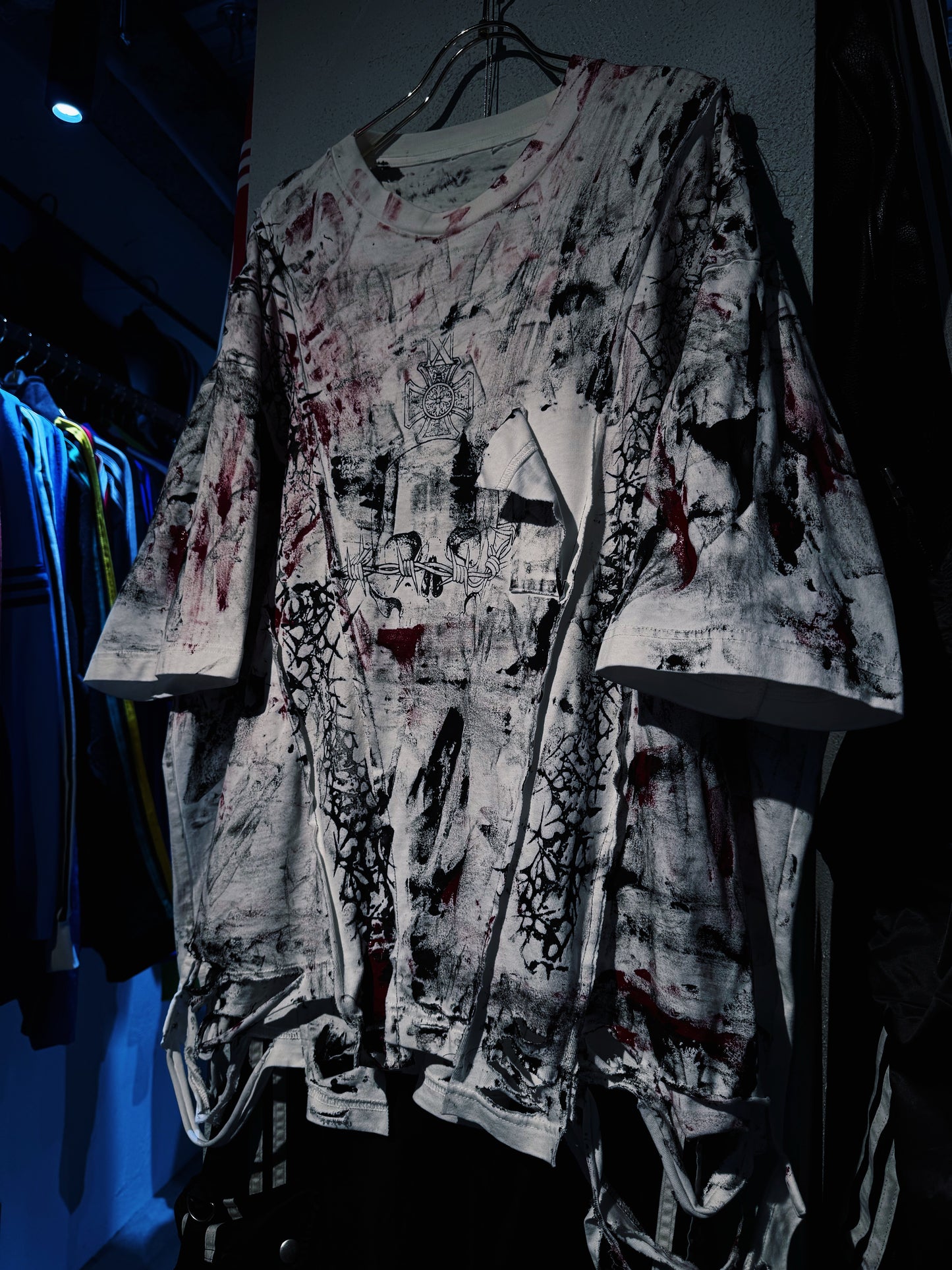 "vivid notes"The Anarchist's Layered Orbit skull design T-shirt