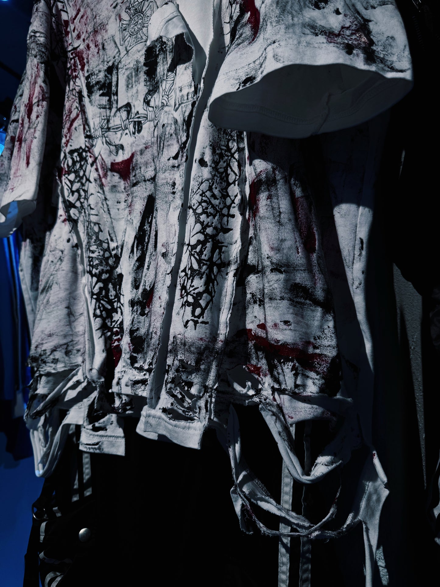 "vivid notes"The Anarchist's Layered Orbit skull design T-shirt