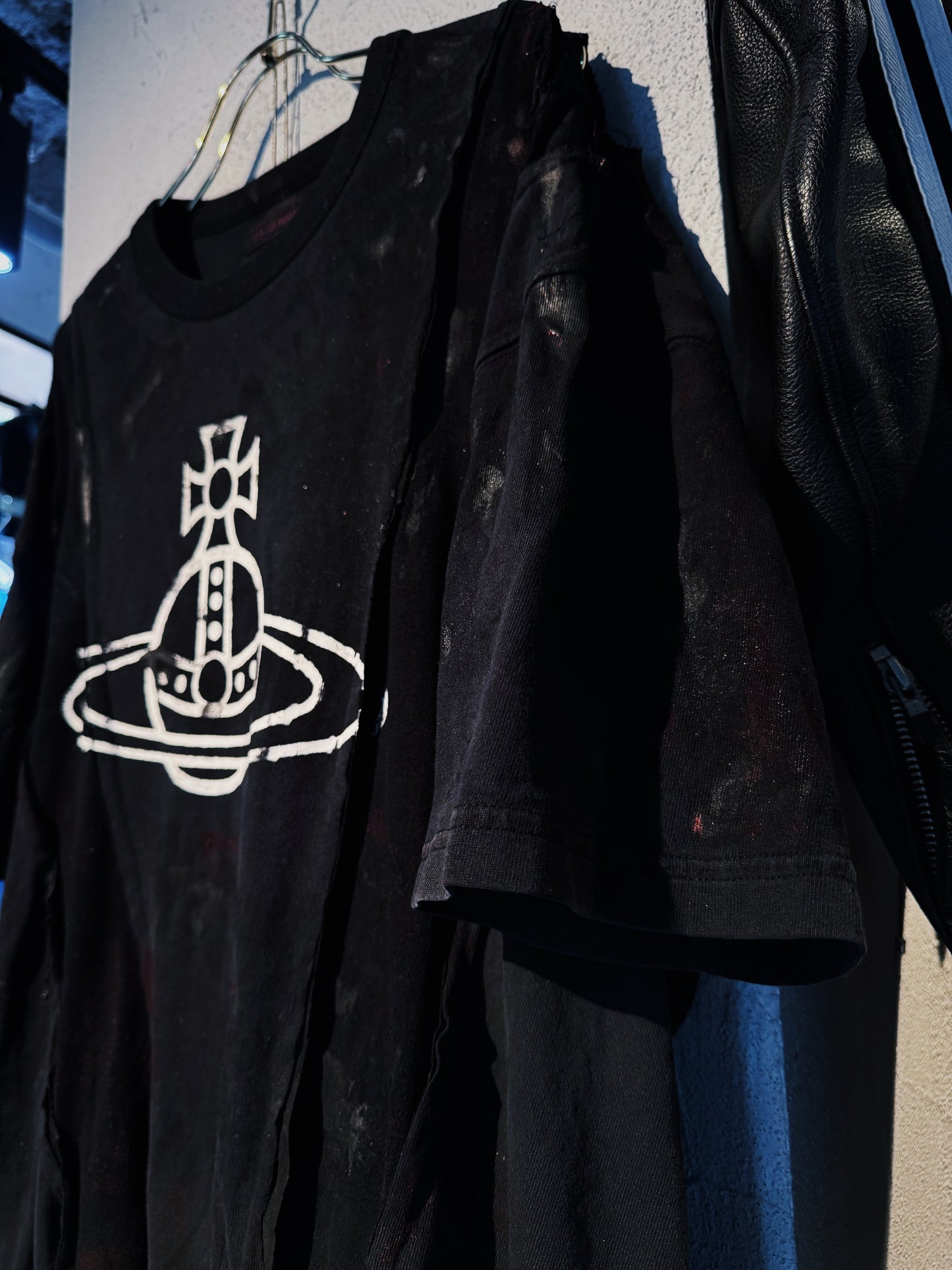 "vivid notes"The Anarchist's Layered Orbit black T-shirt