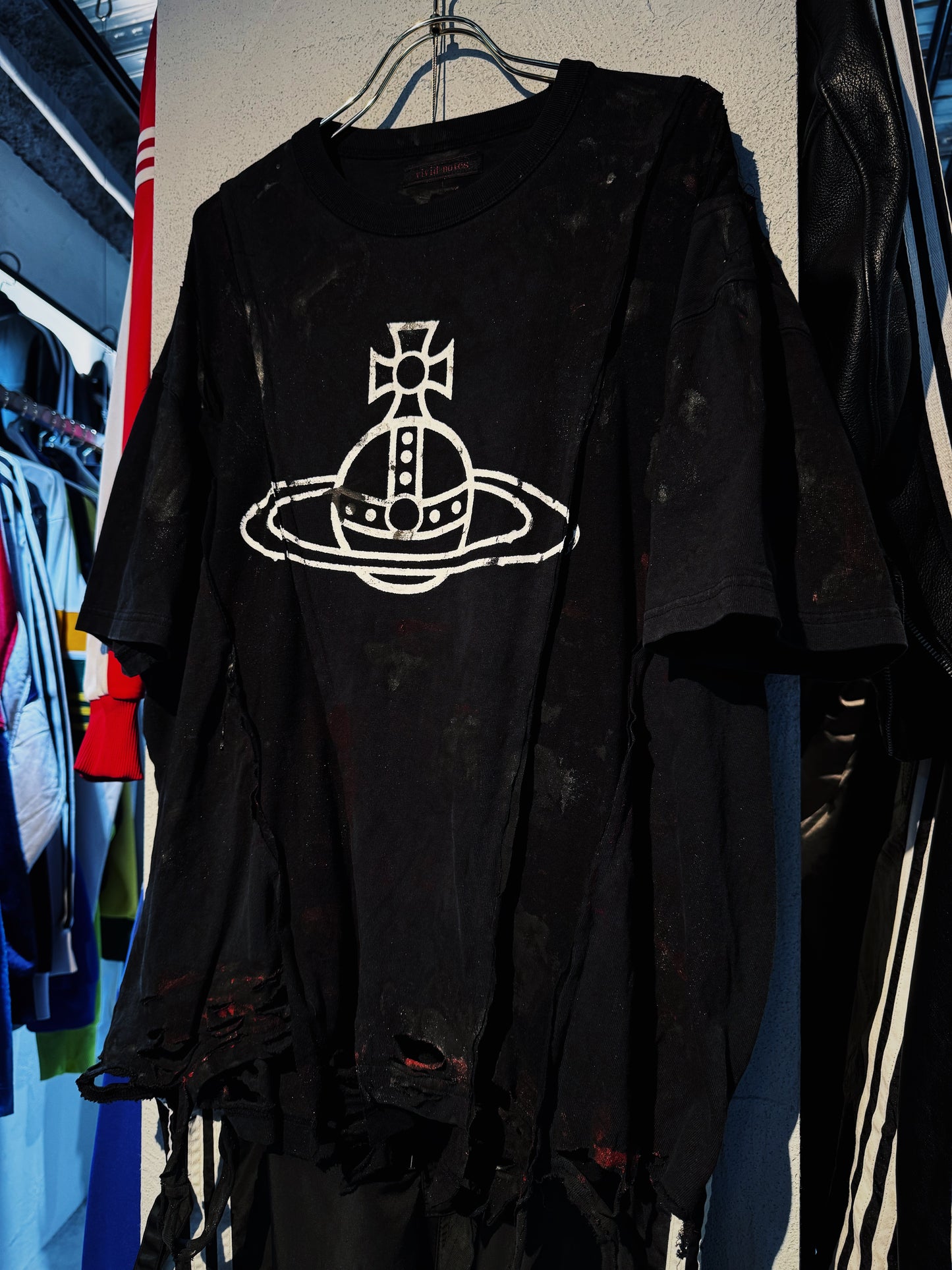 "vivid notes"The Anarchist's Layered Orbit black T-shirt