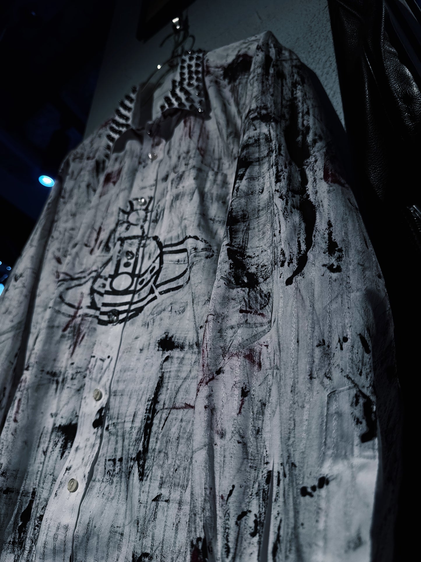 "vivid notes"The Anarchist's painting design studs Orbit shirt