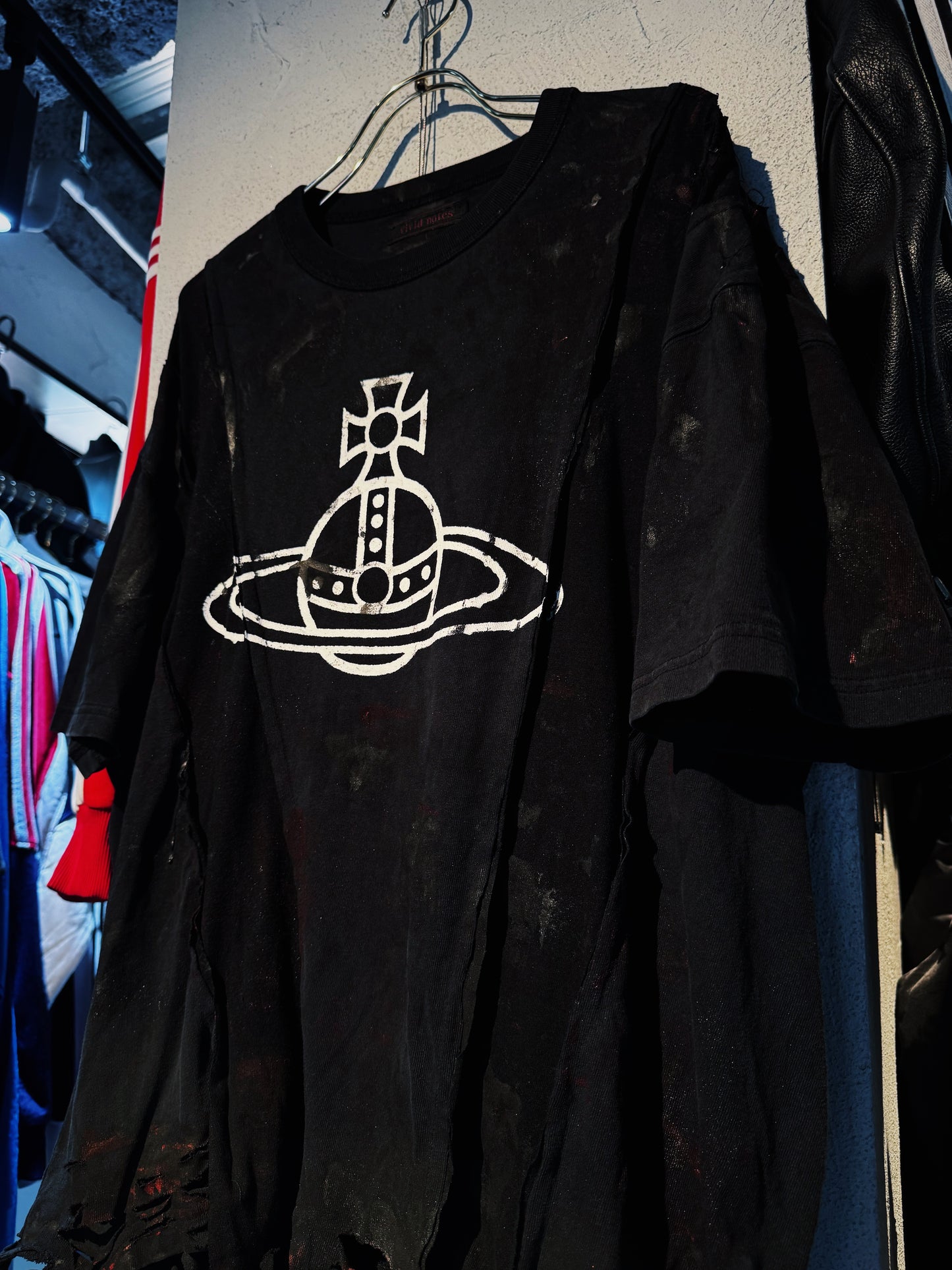 "vivid notes"The Anarchist's Layered Orbit black T-shirt