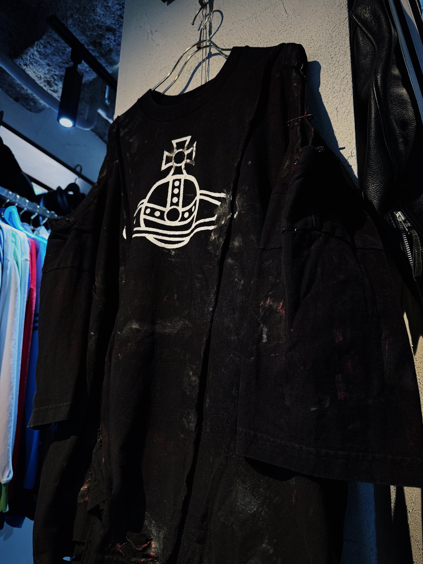 "vivid notes"The Anarchist's Layered Orbit black T-shirt