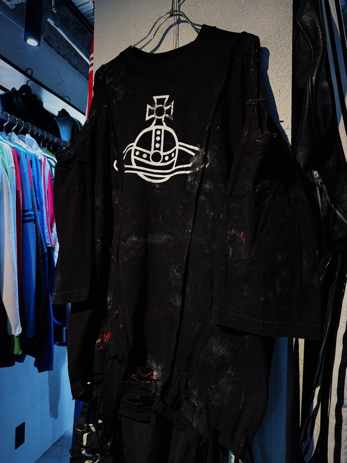 "vivid notes"The Anarchist's Layered Orbit black T-shirt