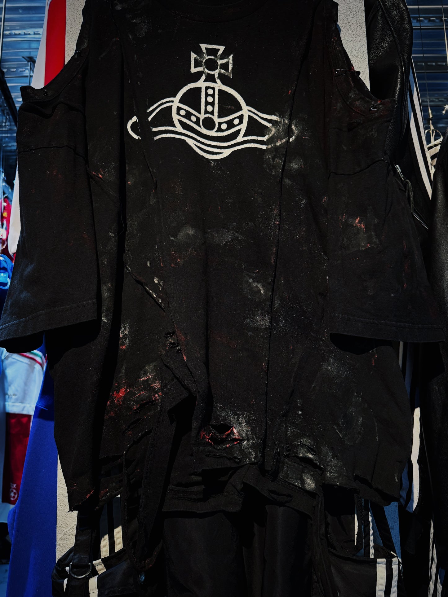 "vivid notes"The Anarchist's Layered Orbit black T-shirt