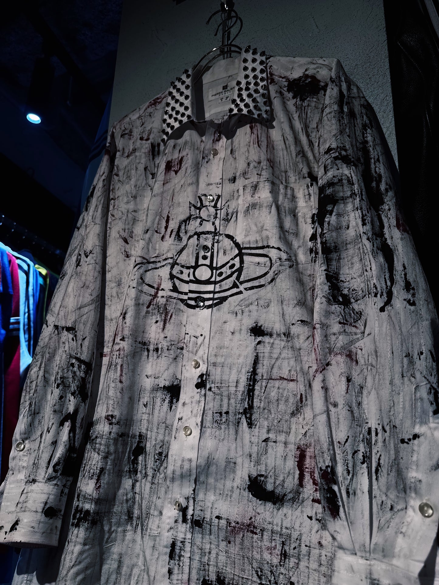 "vivid notes"The Anarchist's painting design studs Orbit shirt