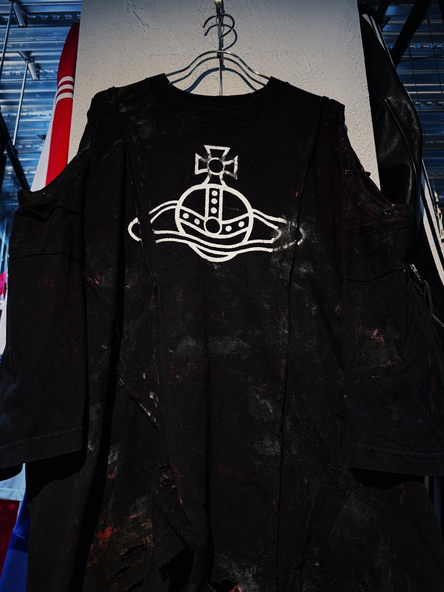 "vivid notes"The Anarchist's Layered Orbit black T-shirt