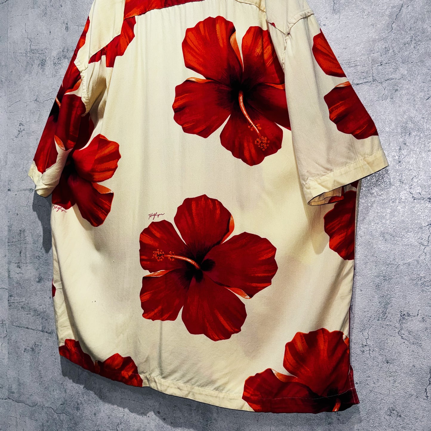"TOMMY HILFIGER"hibiscus pattern design short sleeve rayon Aloha shirt