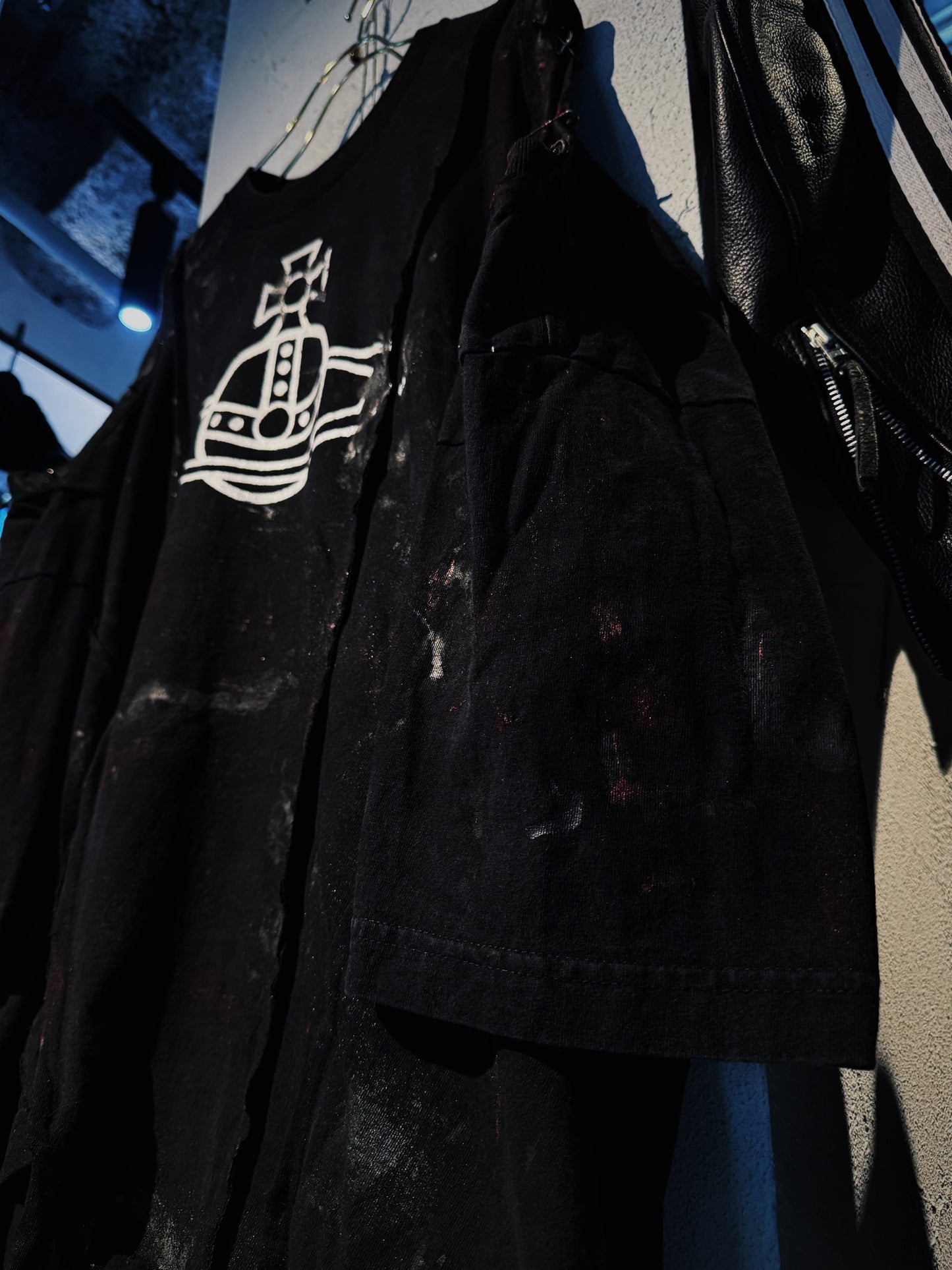 "vivid notes"The Anarchist's Layered Orbit black T-shirt