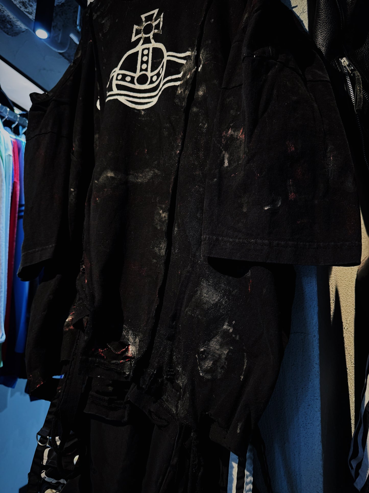 "vivid notes"The Anarchist's Layered Orbit black T-shirt
