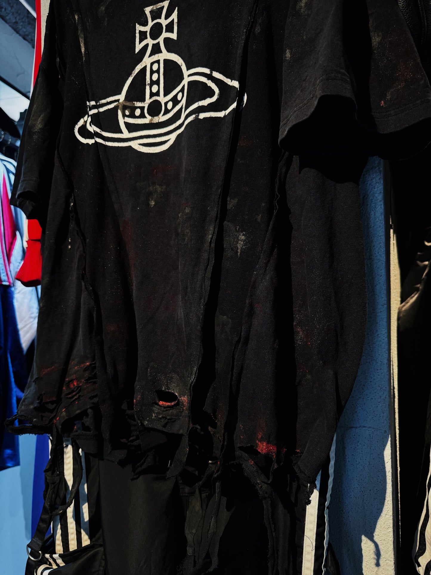 "vivid notes"The Anarchist's Layered Orbit black T-shirt