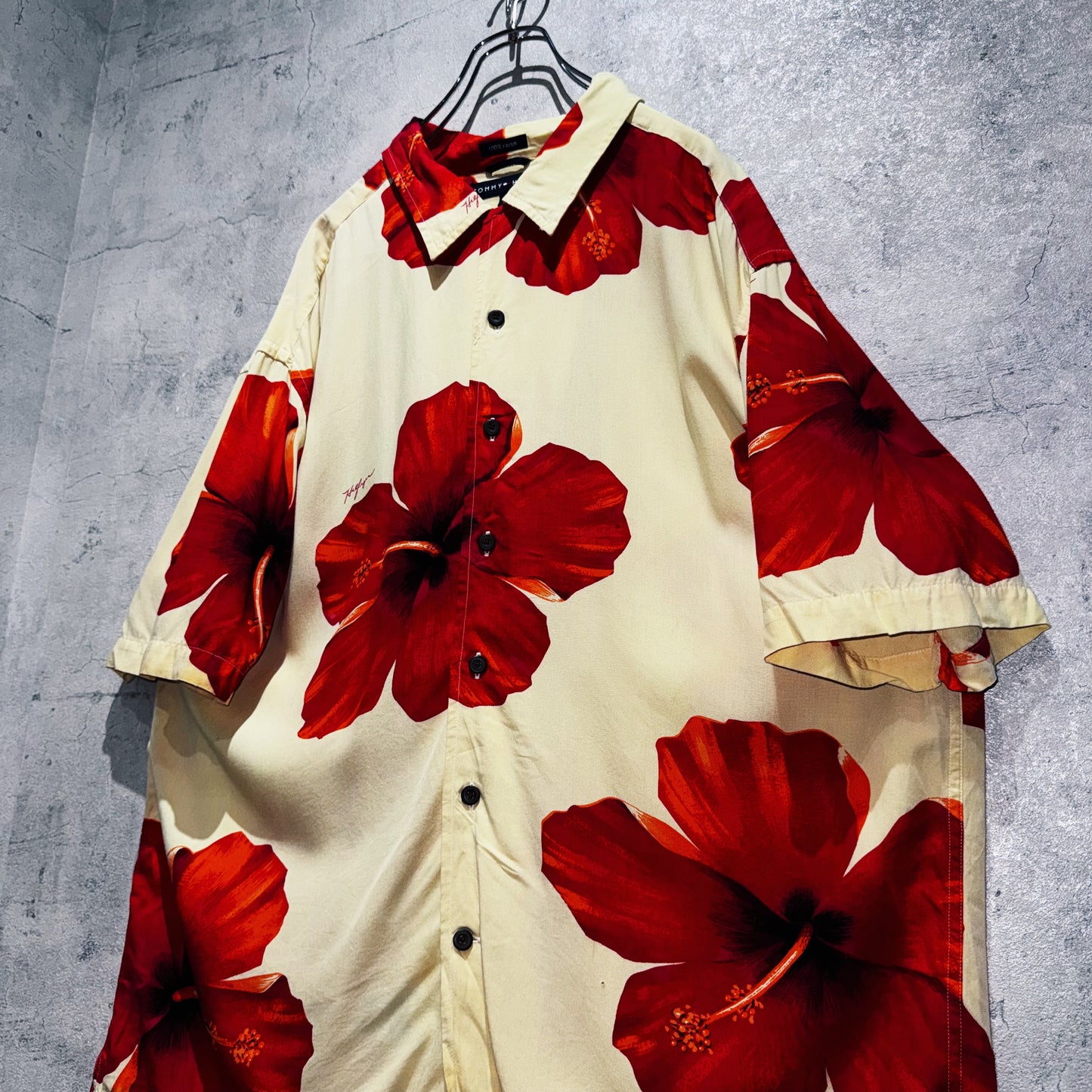 "TOMMY HILFIGER"hibiscus pattern design short sleeve rayon Aloha shirt