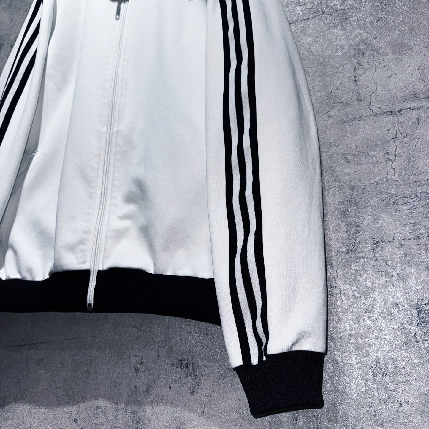 "ADIDAS Originals"monotone color design track jacket