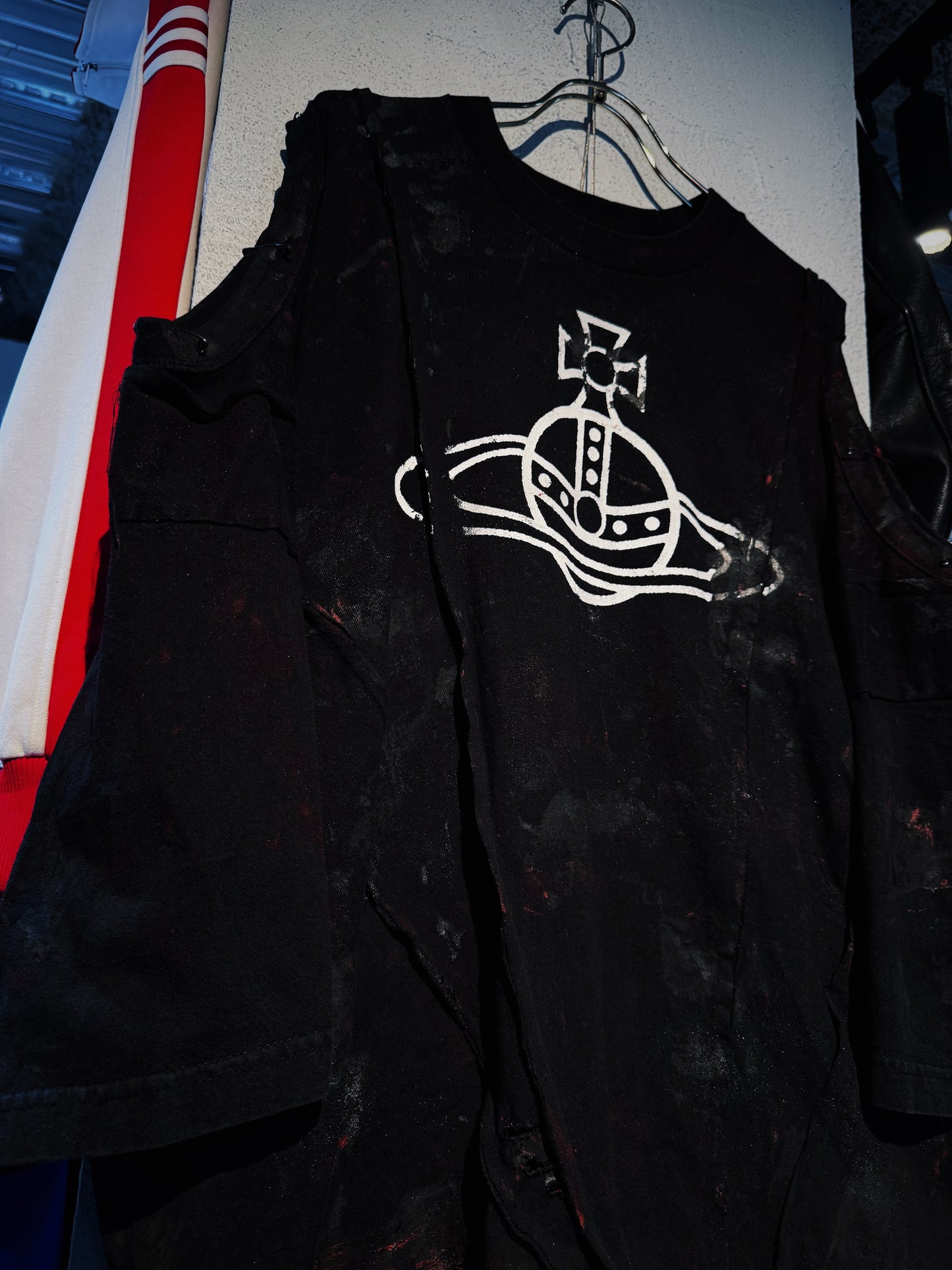 "vivid notes"The Anarchist's Layered Orbit black T-shirt