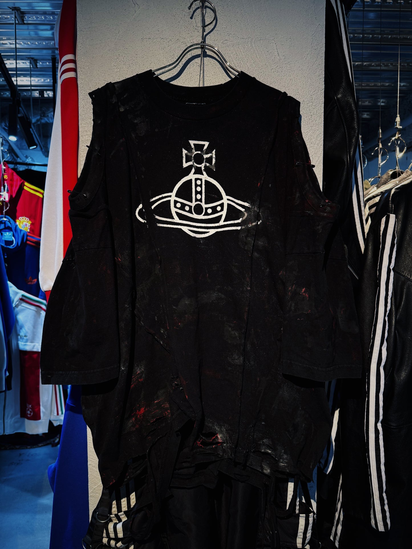"vivid notes"The Anarchist's Layered Orbit black T-shirt