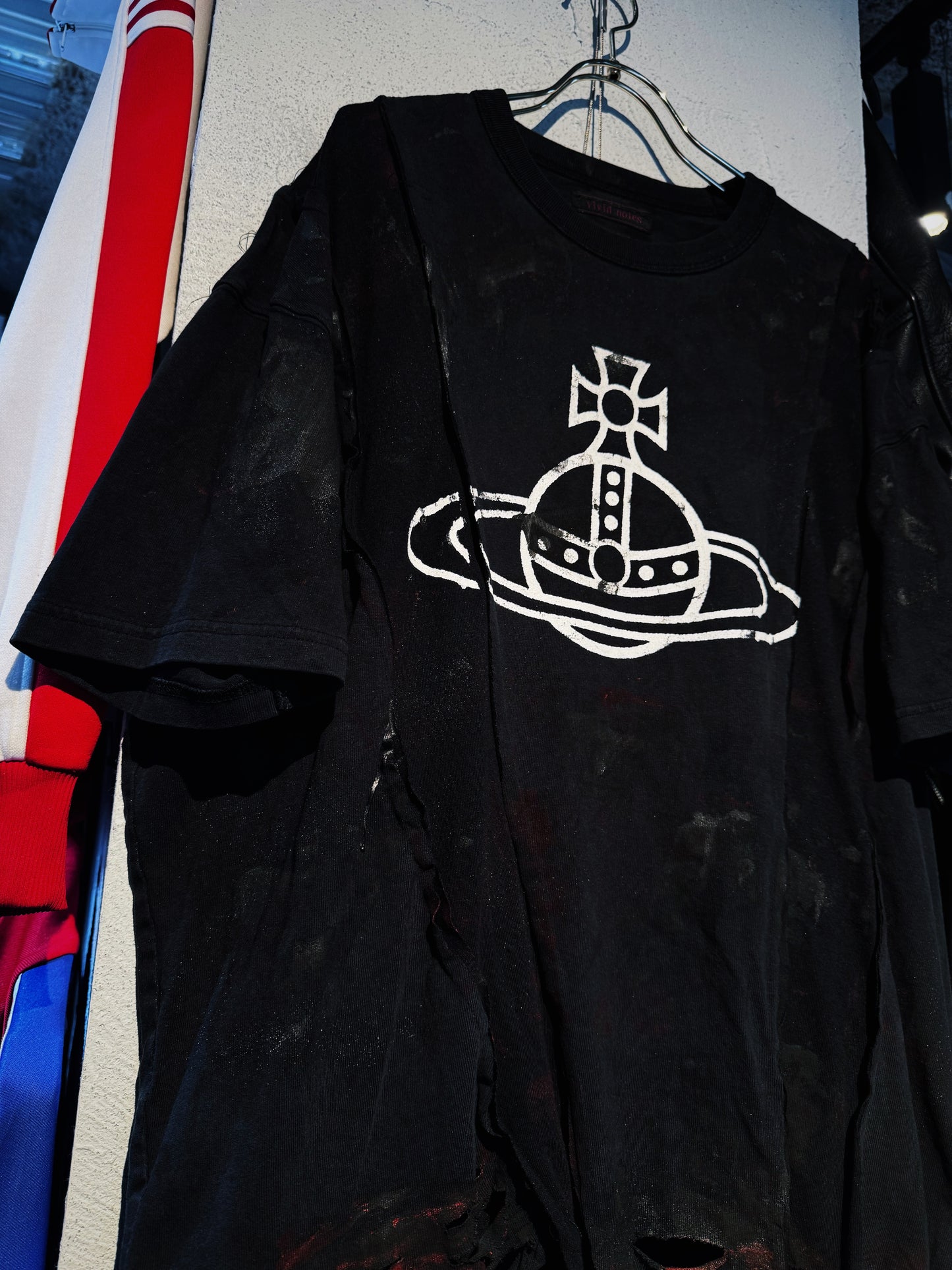 "vivid notes"The Anarchist's Layered Orbit black T-shirt