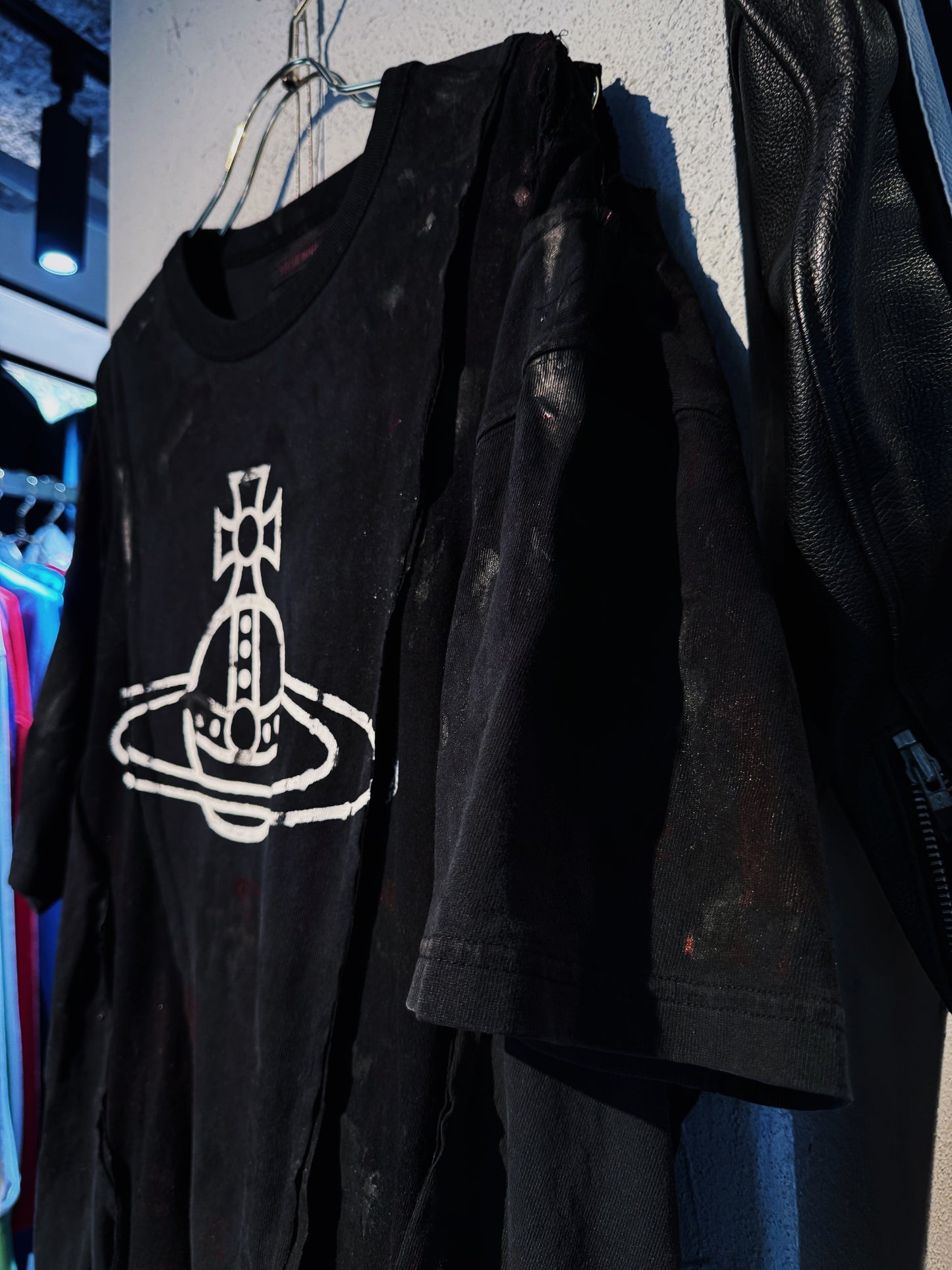 "vivid notes"The Anarchist's Layered Orbit black T-shirt