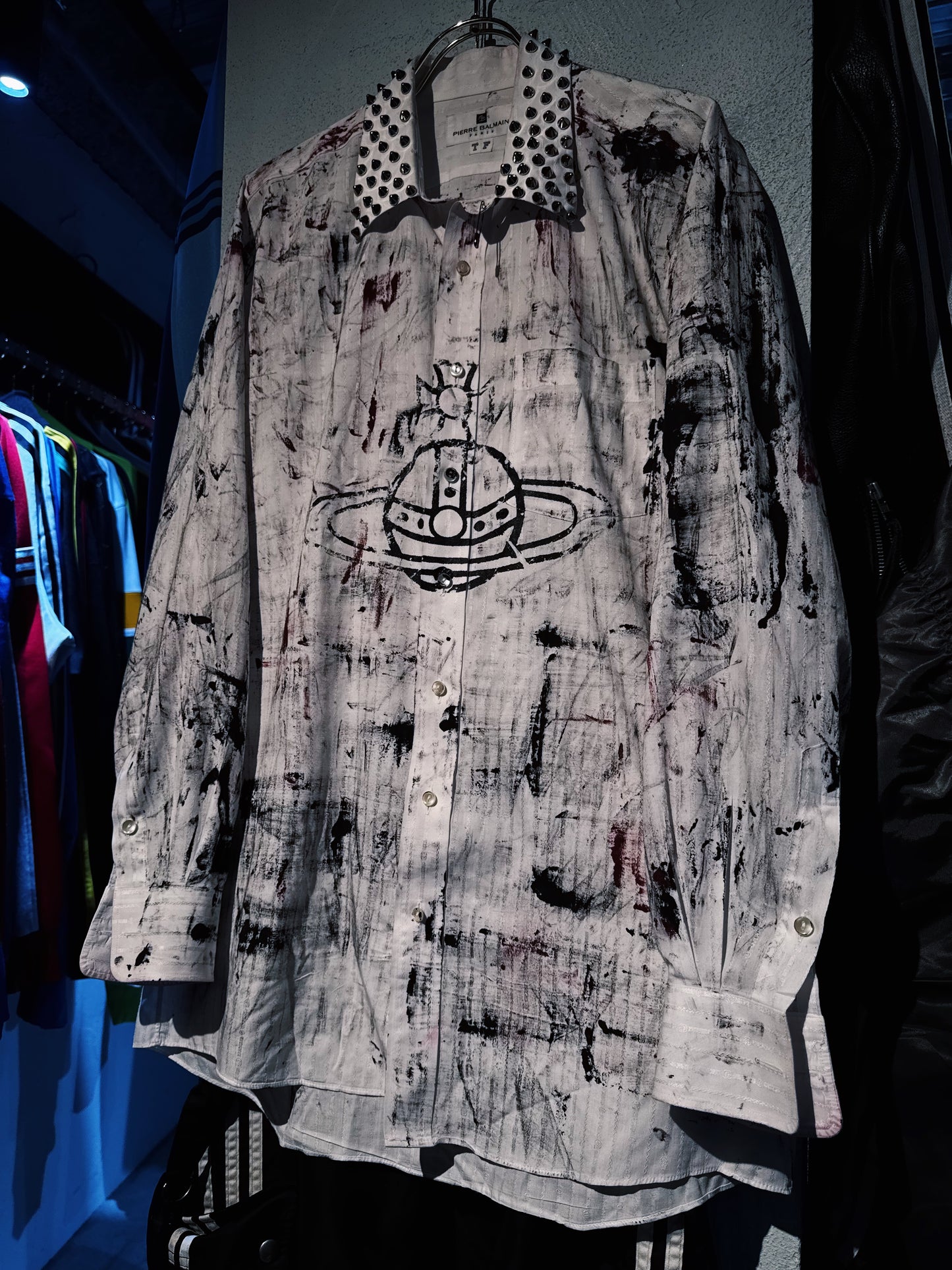 "vivid notes"The Anarchist's painting design studs Orbit shirt