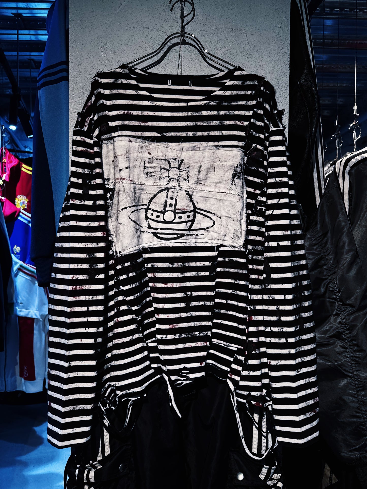 "vivid notes"The Anarchist's Layered Orbit border long sleeve T shirt